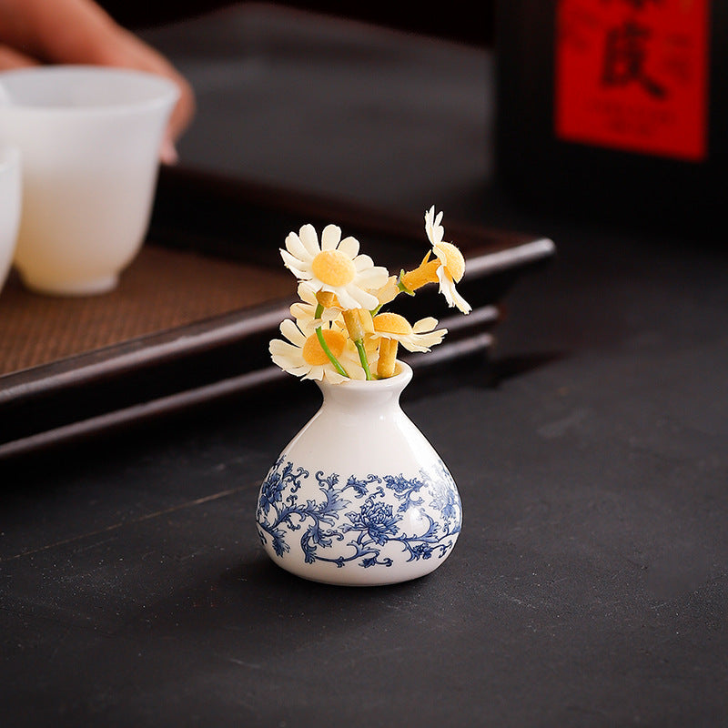 A Set of 8 Mini Vintage Blue And White Porcelain Vases, Creatively Designed for Desktop Decoration, Suitable for Home, Office, Or Party Decor, Making It an Ideal Holiday Gift