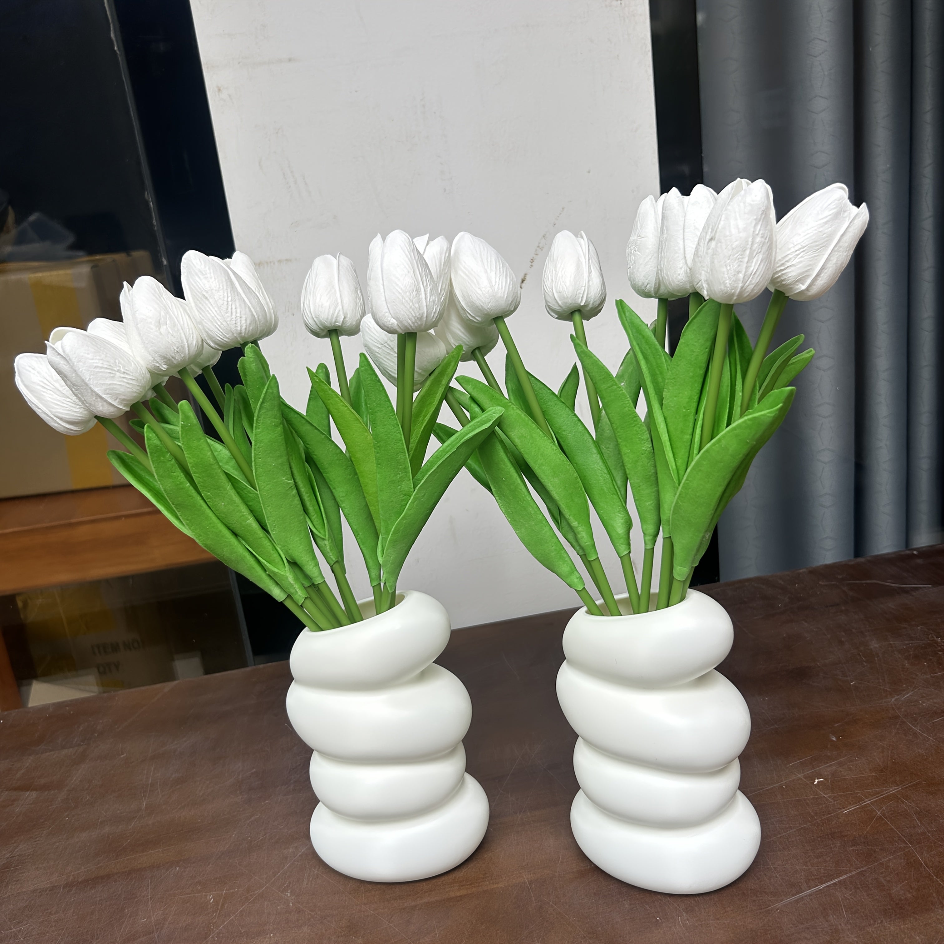 A Set of Home Decorations, 10pcs White Tulip Artificial Flowers + 1 Creative Small Vase, Desktop Ornaments, Fashionable Spiral White Vase - Nordic Style, Suitable for Home, Kitchen, Living Room, Bedroom Decoration Perfect Choice, Valentine'S Day