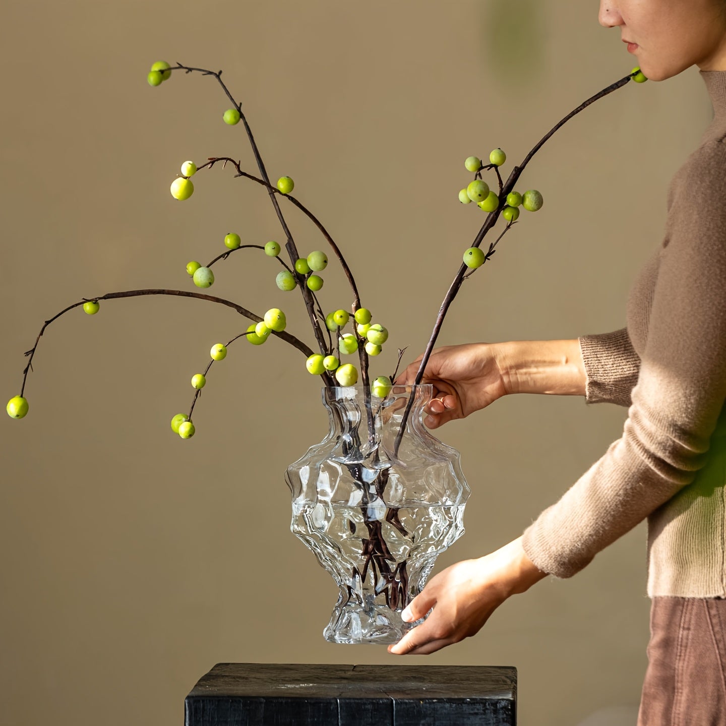 Elegant Transparent Glass Vase for Hydroponic Flower Arrangements, Perfect for Decorating Your Living Room Table