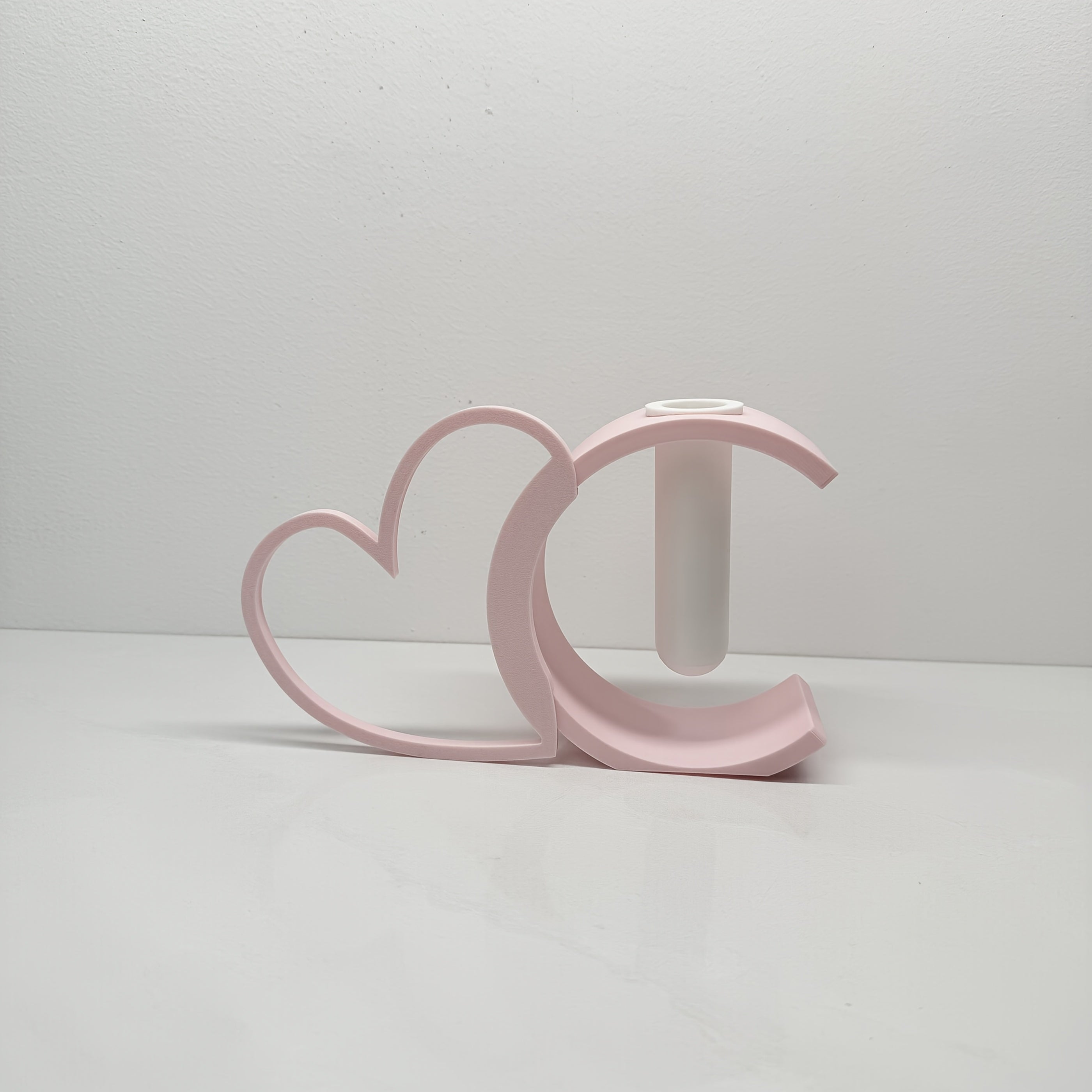 2pcs Heart Shaped Hollow Vase - Hollow Heart Design Plastic Vase Suitable for Small Bouquets, Roses, Tulips, Tabletop Centerpiece for Decor, Wedding,, for Table Centerpiece, Hollow Vase for Floral Arrangements