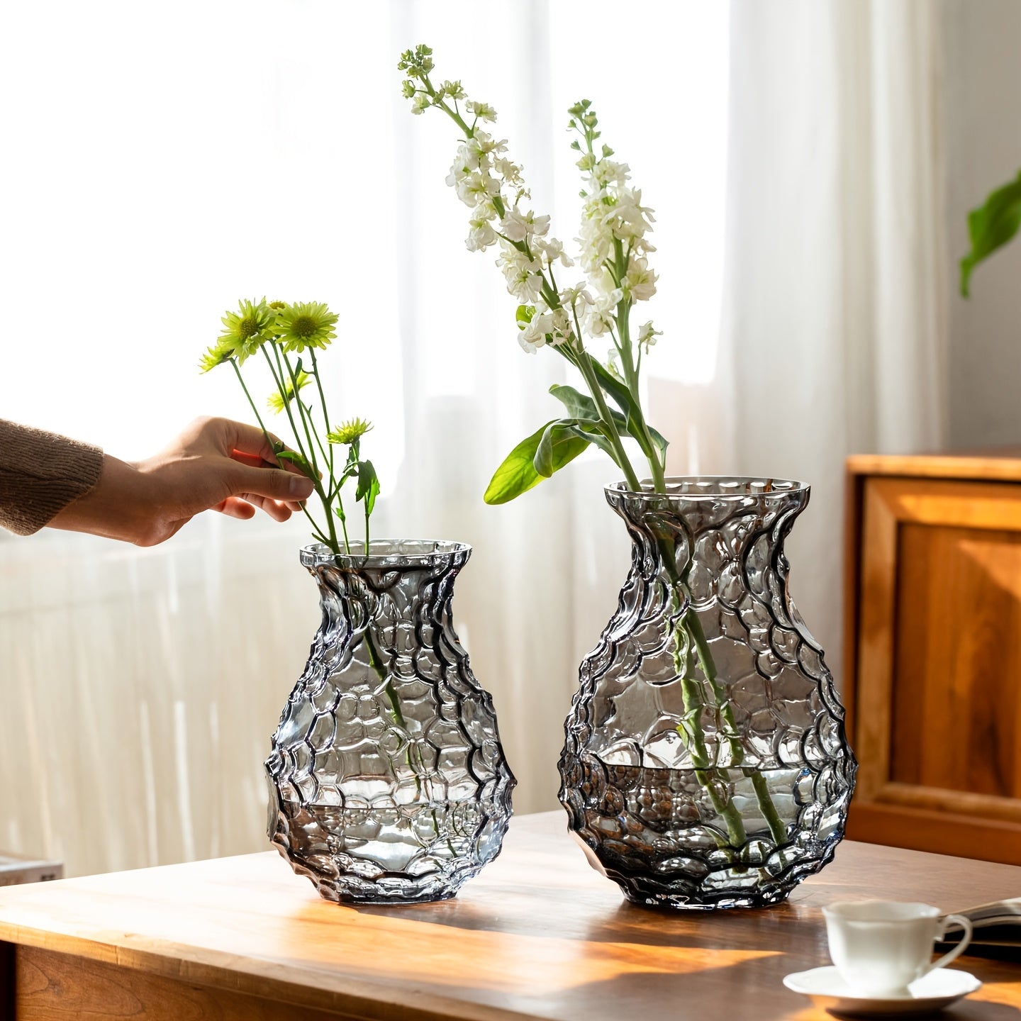 Elegant Transparent Glass Vase for Hydroponic Flower Arrangements, Perfect for Decorating Your Living Room Table